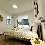 Modern 2Br Apartment With Pool, Veranda & Garden In Paphos