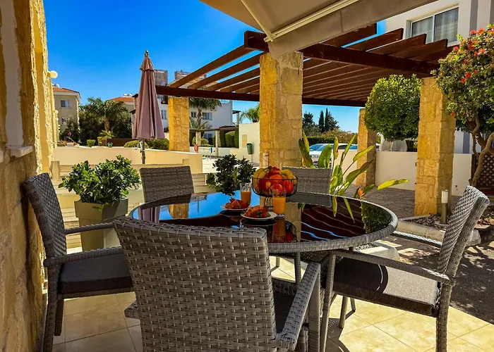 Modern 2Br Apartment With Pool, Veranda & Garden In Paphos
