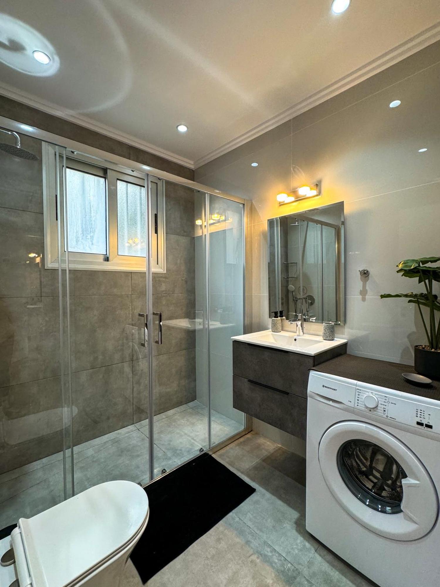 Modern 2br With Pool, Veranda & Garden In