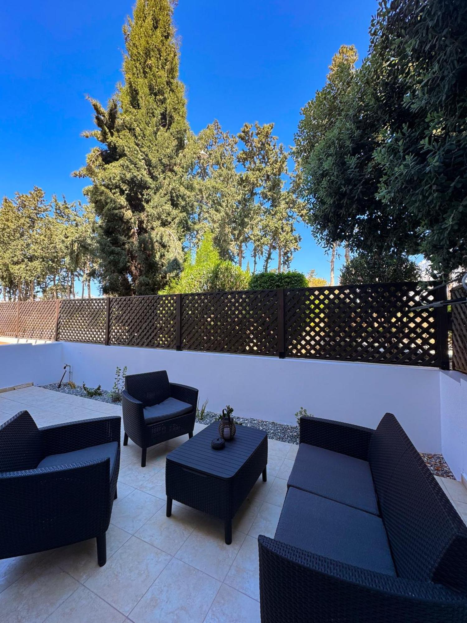 Modern 2br With Pool, Veranda & Garden In Apartament *