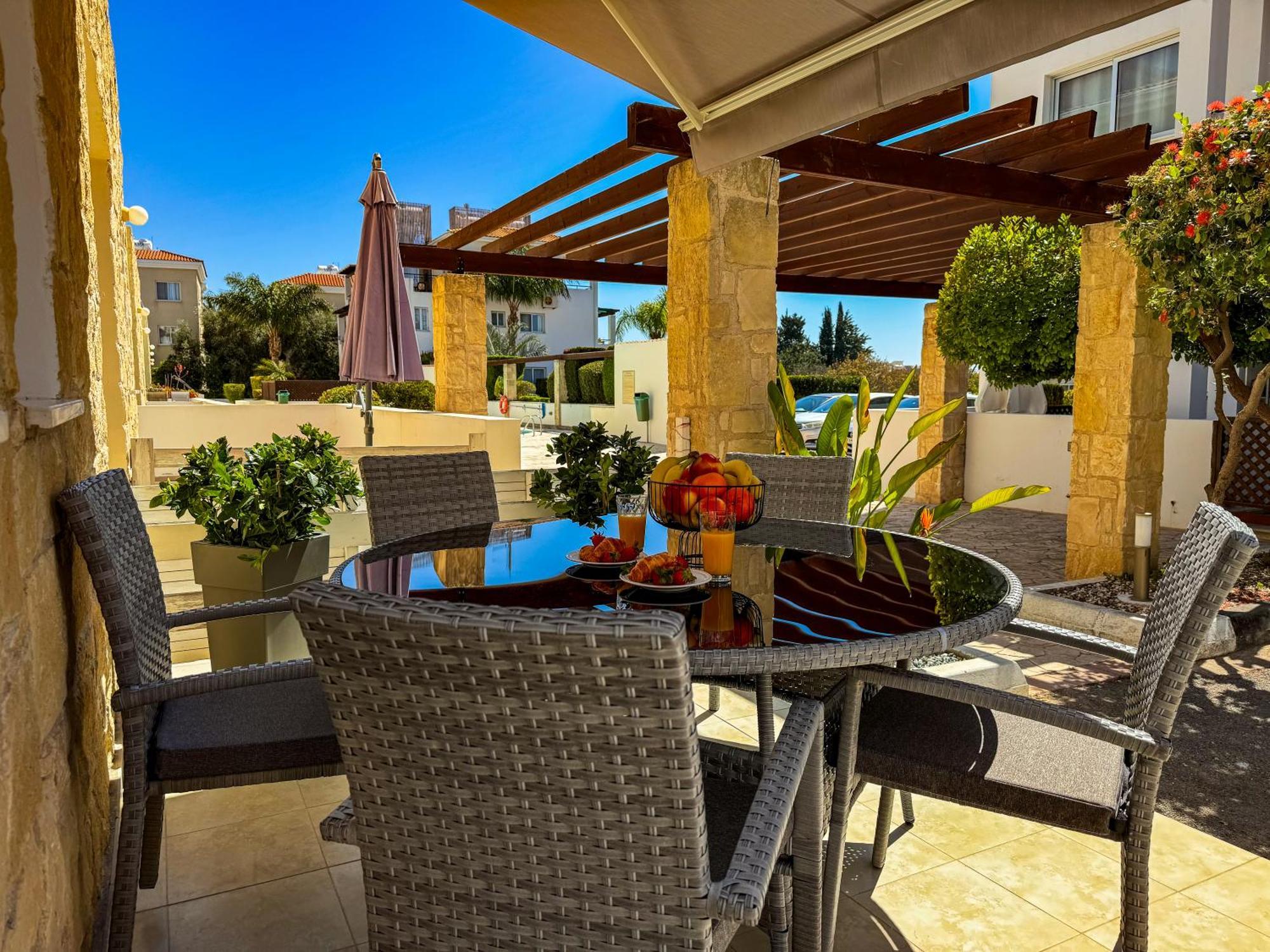 Modern 2br With Pool, Veranda & Garden In Apartment *
